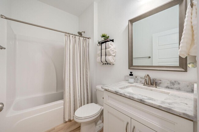 Building Photo - 667 Red Fern Rd