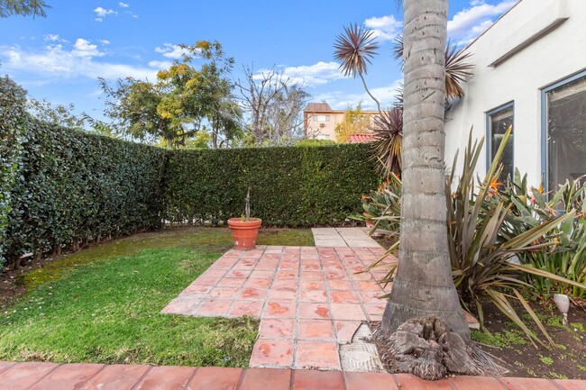 Building Photo - (Ellie:B) 900-902 Havenhurst Drive &amp; 8117 Willoughby Avenue