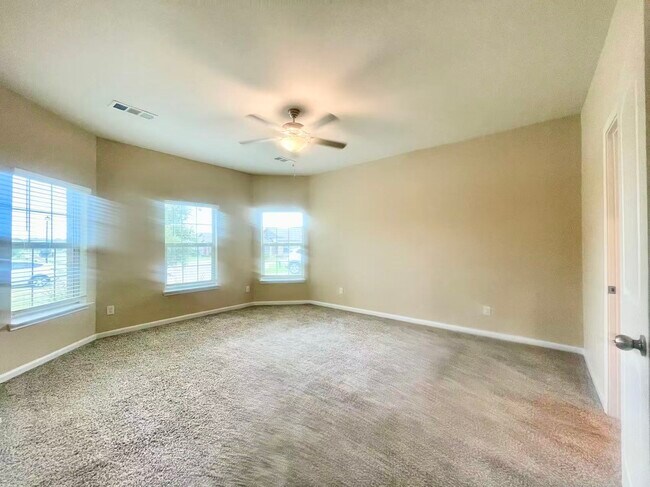 Building Photo - 1702 Sandalwood Way