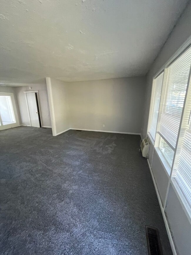 Building Photo - Eagledale - 4 bedroom home.