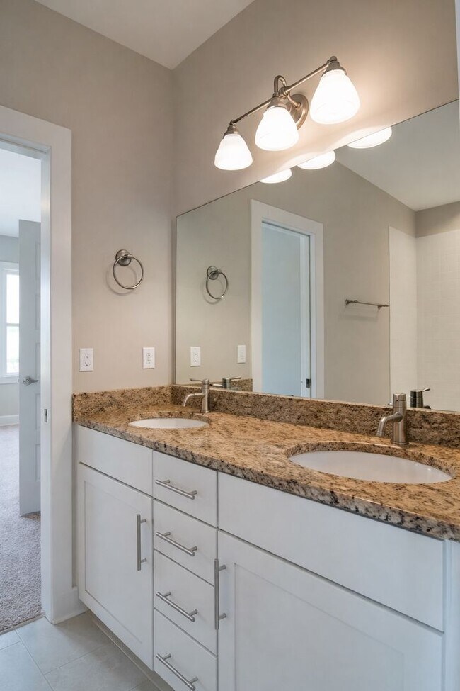 Building Photo - Sylvan Park Gem with Flexible 4th Bedroom, Outdoor Living & Prime Location Near Vanderbilt