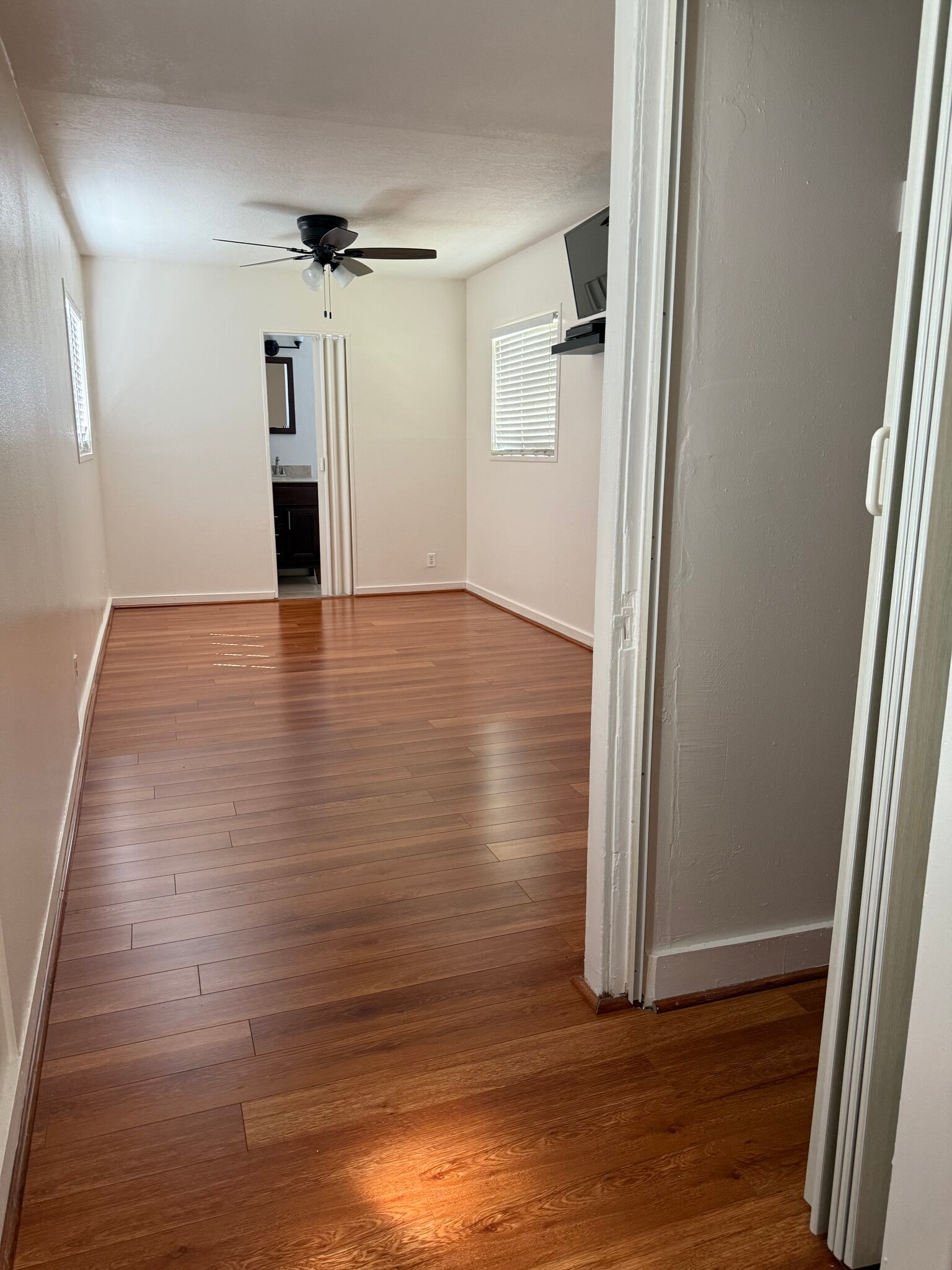 Building Photo - 812 W 55th St