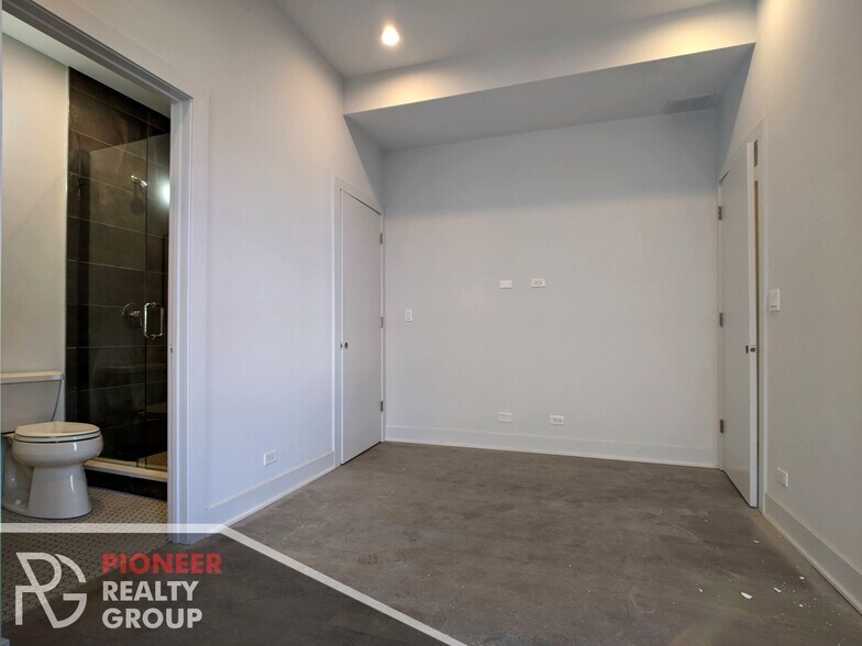 Building Photo - 2121 W Belmont Ave