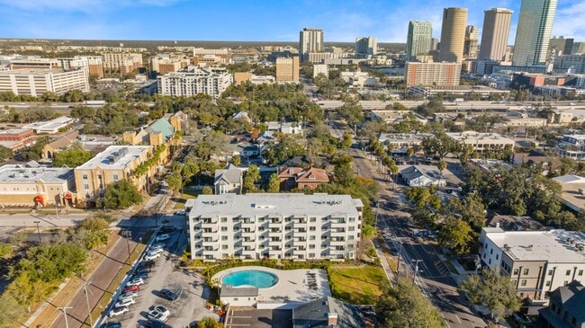 Building Photo - 406 W Azeele St