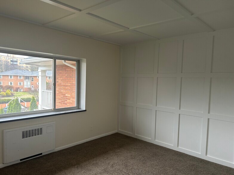 Building Photo - 2411 East Ave