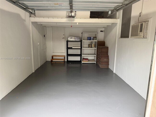 Building Photo - 814 Capri St