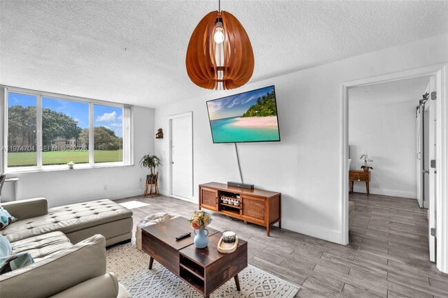 Building Photo - 9431 Live Oak Pl