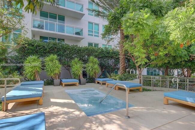 Building Photo - 950 Brickell Bay Dr