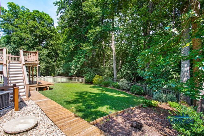 Building Photo - WONDERFUL WOODLAKE HOME WITH 1ST FLOOR BED...