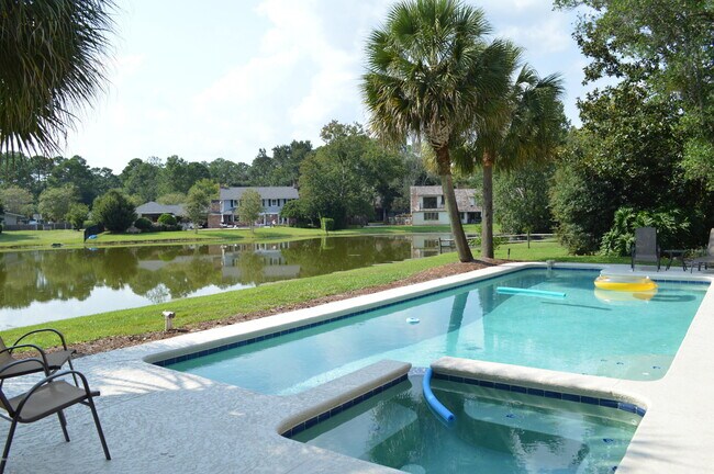 Building Photo - 7540 Hollyridge Rd