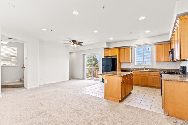 Building Photo - Spacious 2 Bed, 2.5 Bath Townhouse in Gate...