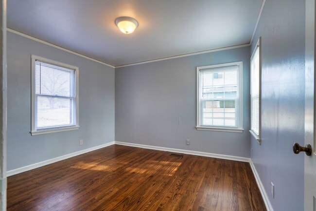 Building Photo - Adorable move in ready bungalow.