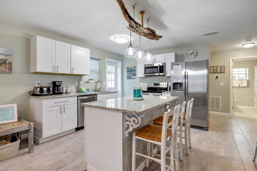 Building Photo - 5616 Pinetree Ave