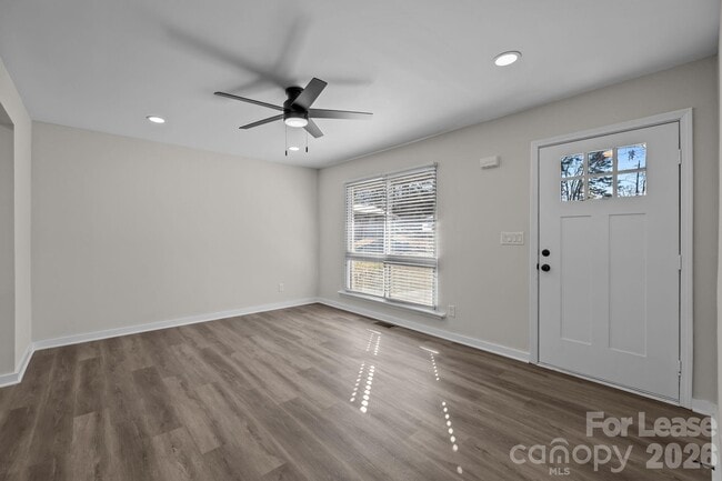 Building Photo - 801 Davenport St