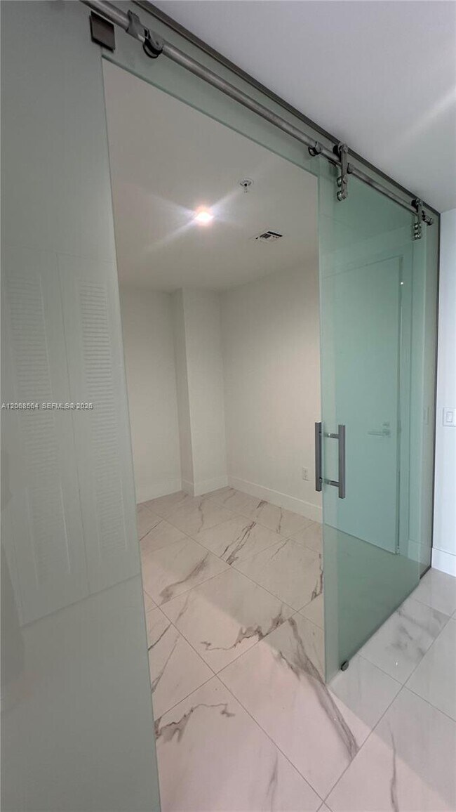 Building Photo - 1170 E Hallandale Beach Blvd