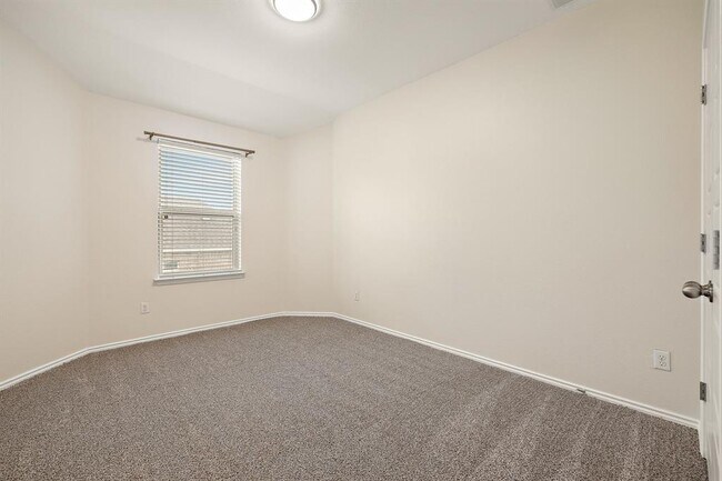 Building Photo - 713 Carillion Dr