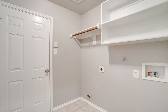 Building Photo - 624 Horn St