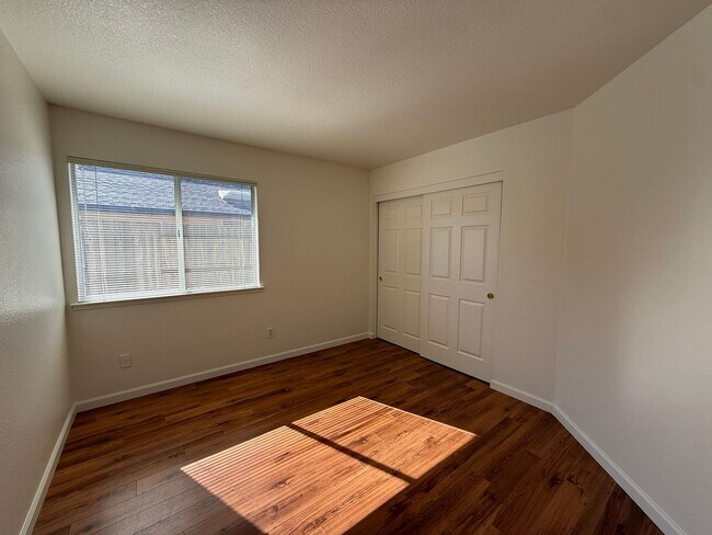 Building Photo - 749 Oak Brook Dr