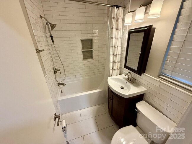 Building Photo - 1425 Montford Dr