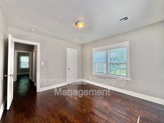 Building Photo - 1436 NE 8th St