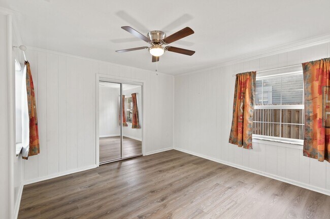 Building Photo - Eustis 2/2 w/ attached 1/1 In-law Suite.