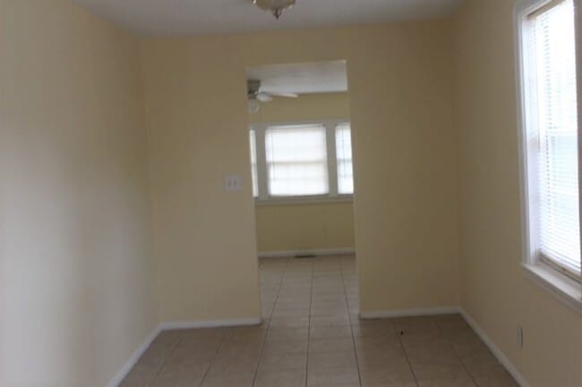 Building Photo - Home Centrally Located in Marianna, FL