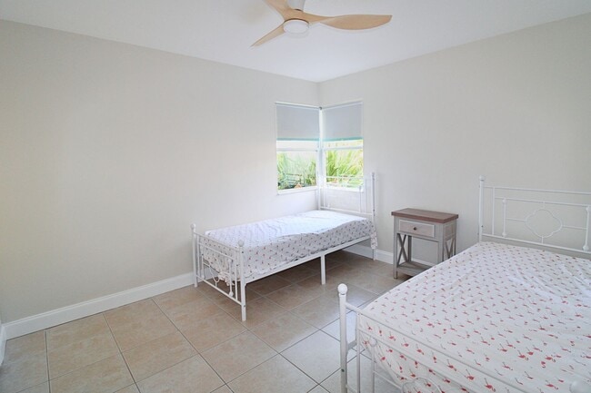 Building Photo - Steps to the Gulf! Spacious 3-Bed, 2 Bath ...