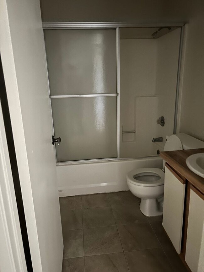 Building Photo - 4121Waln - L