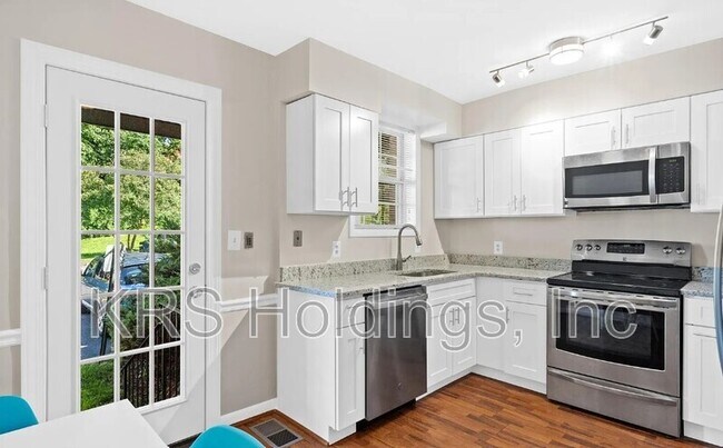 Building Photo - 2515 S Walter Reed Dr