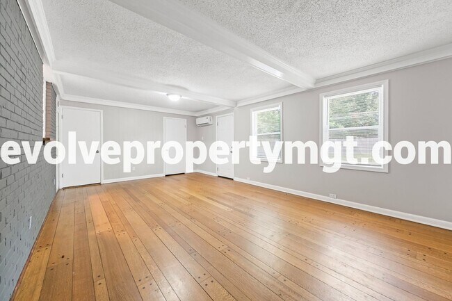 Building Photo - Charming Newly Renovated Home in East Memp...