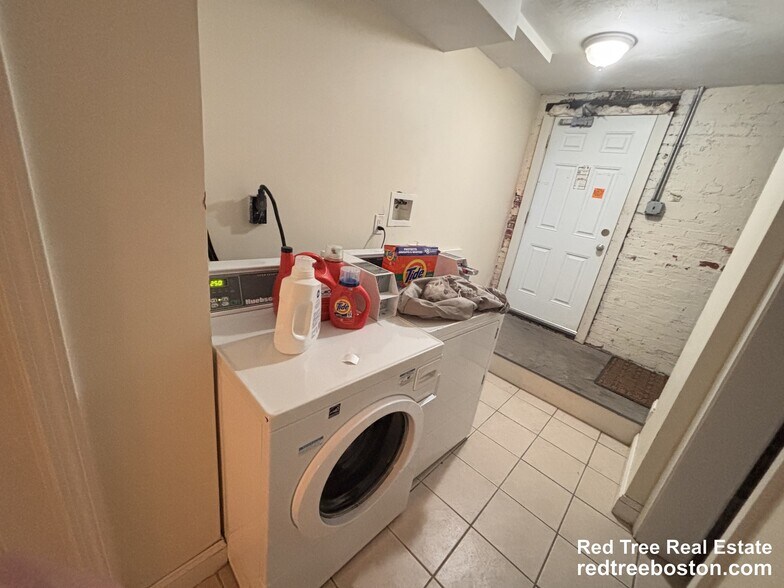 Building Photo - 10 Strathmore Rd