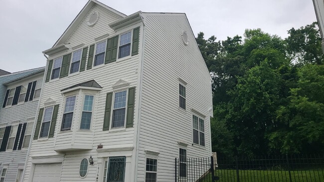 Building Photo - Charming townhouse on Metro bus line, shor...