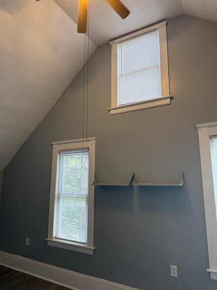 Building Photo - 3009 Delmar Ave