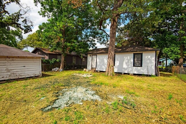 Building Photo - 6725 Bunche Dr