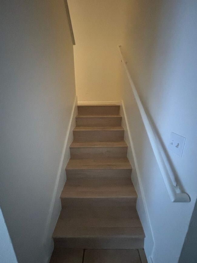 Building Photo - Beautiful 3 Bedroom, 1.5 Bath Townhome Available now!