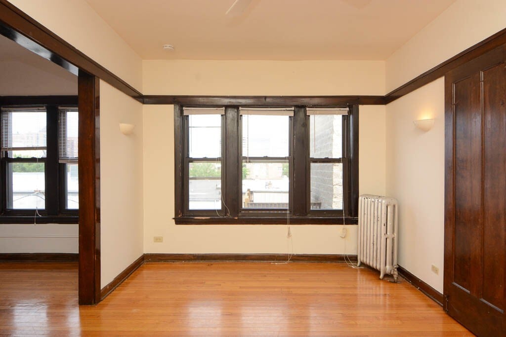 Building Photo - 824 W Waveland