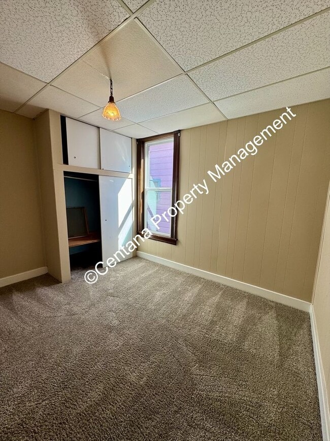 Building Photo - Huge 3 bedroom house with 2 bonus rooms an...