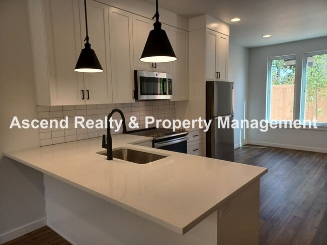 Building Photo - Newer Alberta Townhome Available Soon 1 Sm...