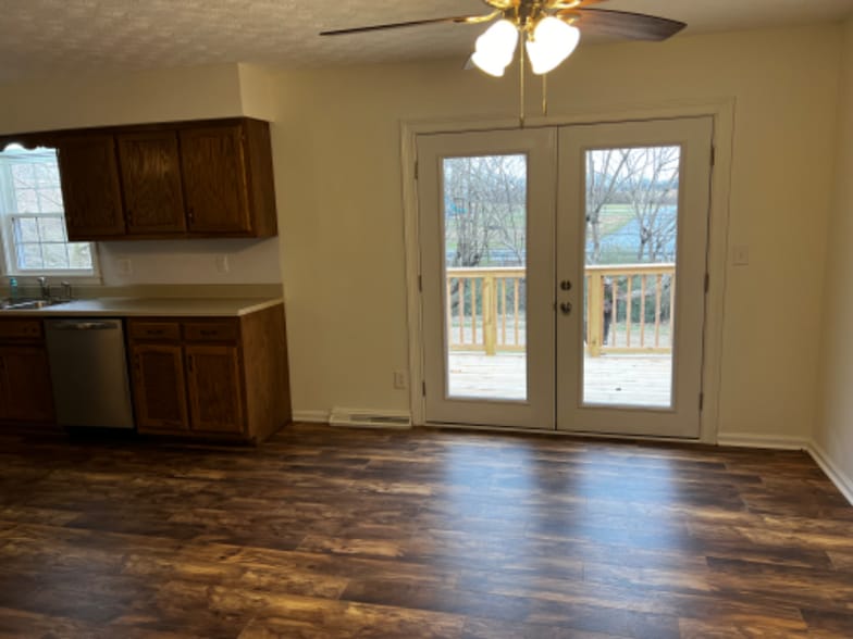 Building Photo - 911 Maplewood St