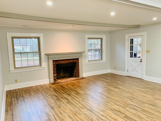 Main Room and Entrance - 309 Loop Rd