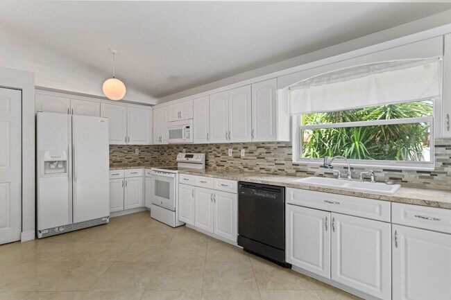 Building Photo - 13945 Langley Pl