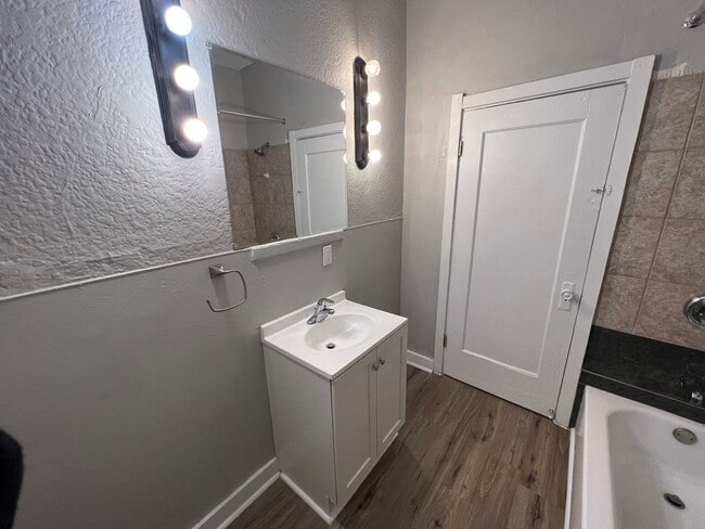 Building Photo - Charming 2 Bed 1 Bath