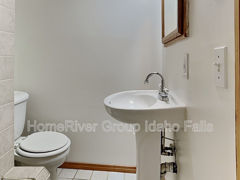 Building Photo - 420 8th St