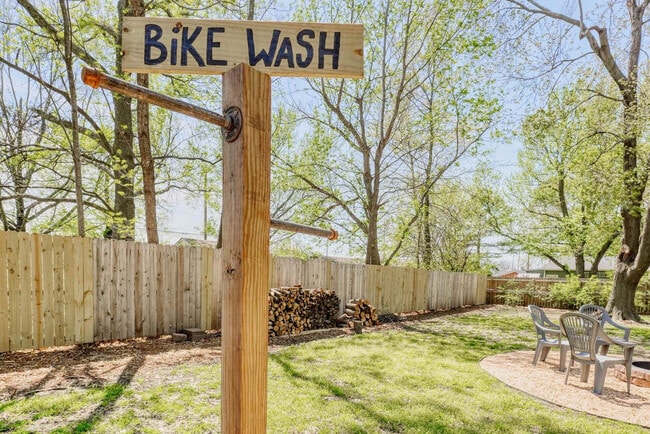 Building Photo - 1308 SE E St