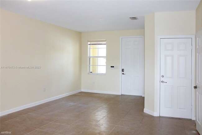 Building Photo - 3 br, 2.5 bath Townhome - 12442 Emerald Cr...