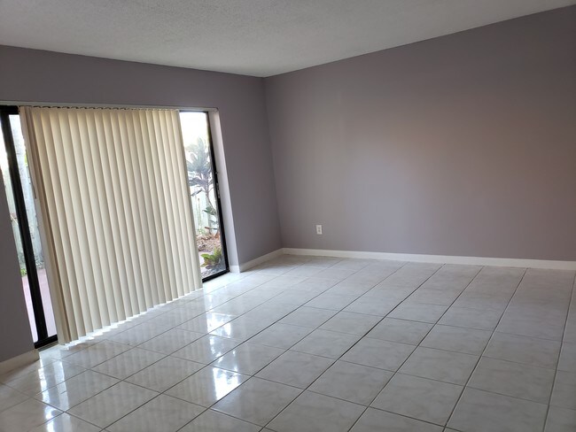 Building Photo - 1440 N Lawnwood Cir