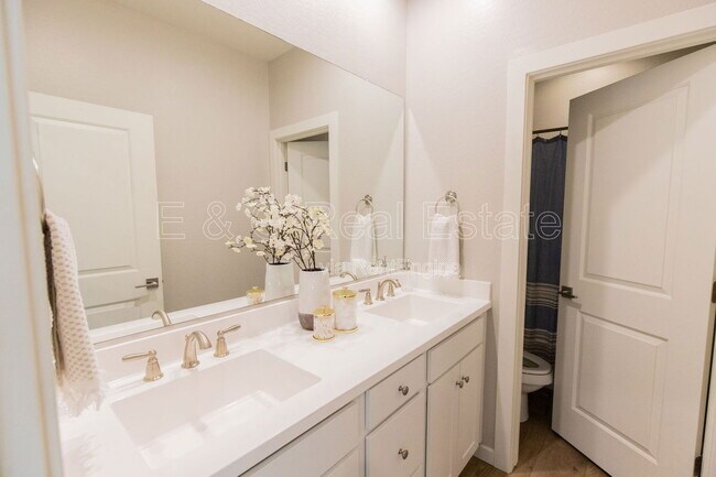 Building Photo - 3726 E Flower St