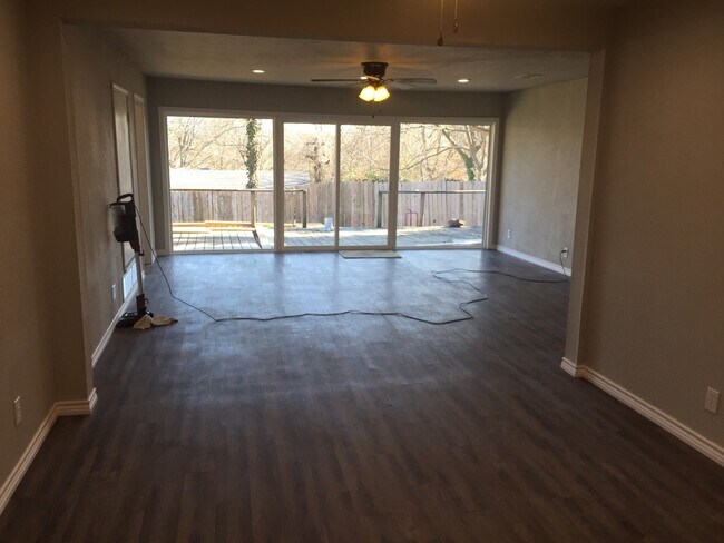 Building Photo - 407 N Carl St