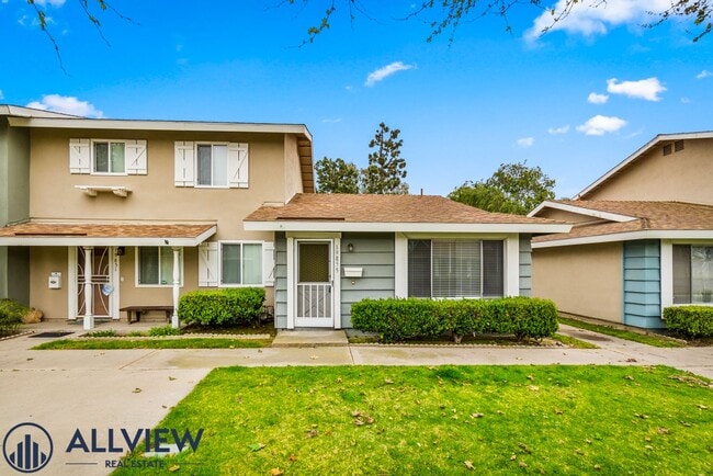 Building Photo - 1 Bed/1 Bath Available in Huntington Beach