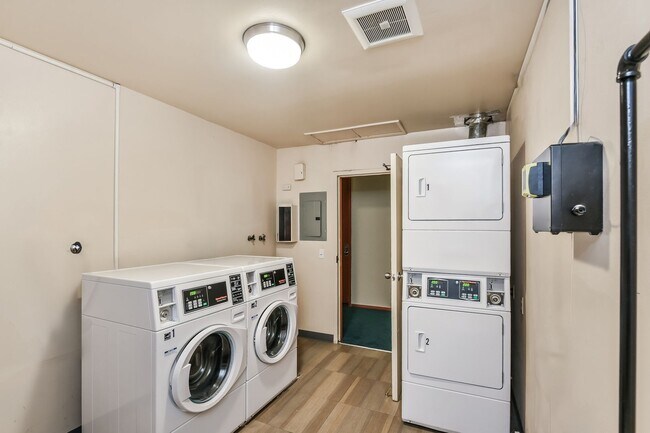 Building Photo - Light And Bright One Bedroom Condo In Oakl...